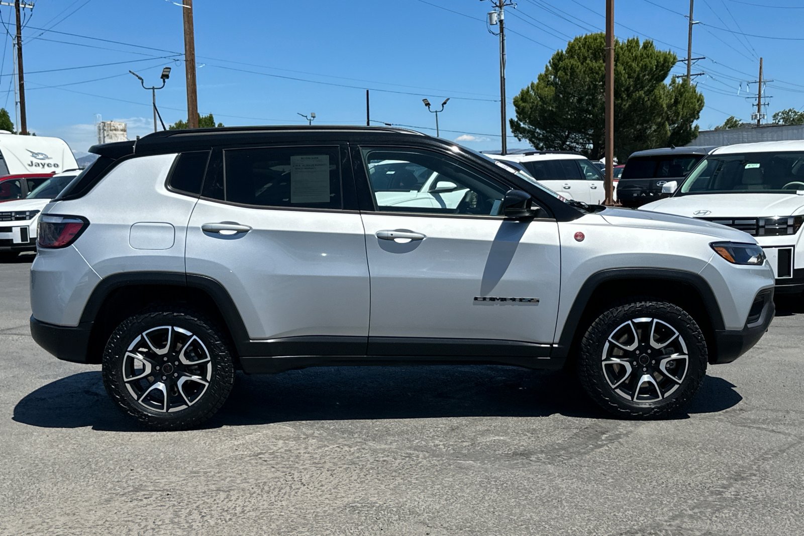 Used 2025 Jeep Compass Trailhawk AWD/4WD image 3