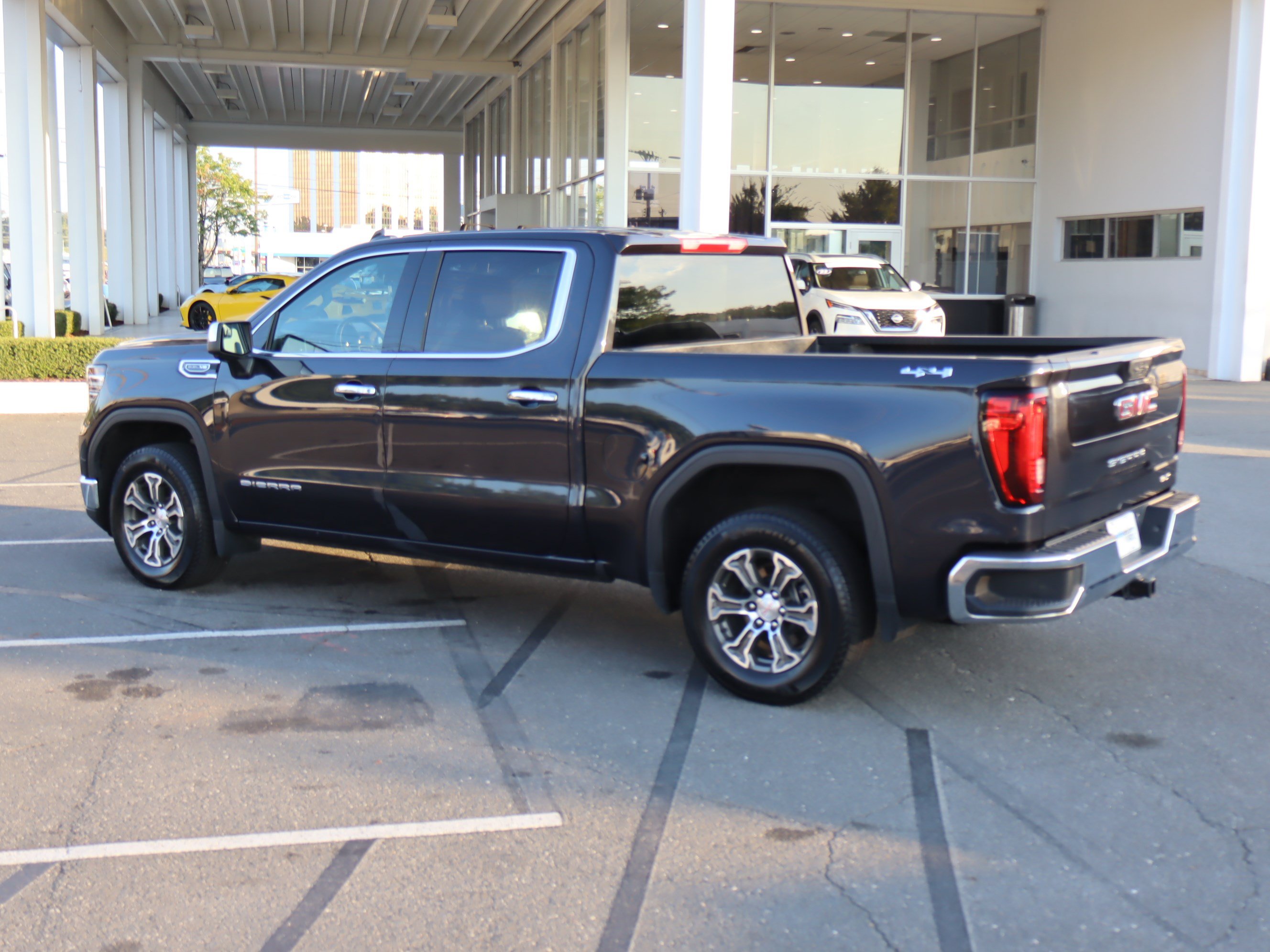 Used 2025 GMC Sierra 1500 SLT AWD/4WD image 8