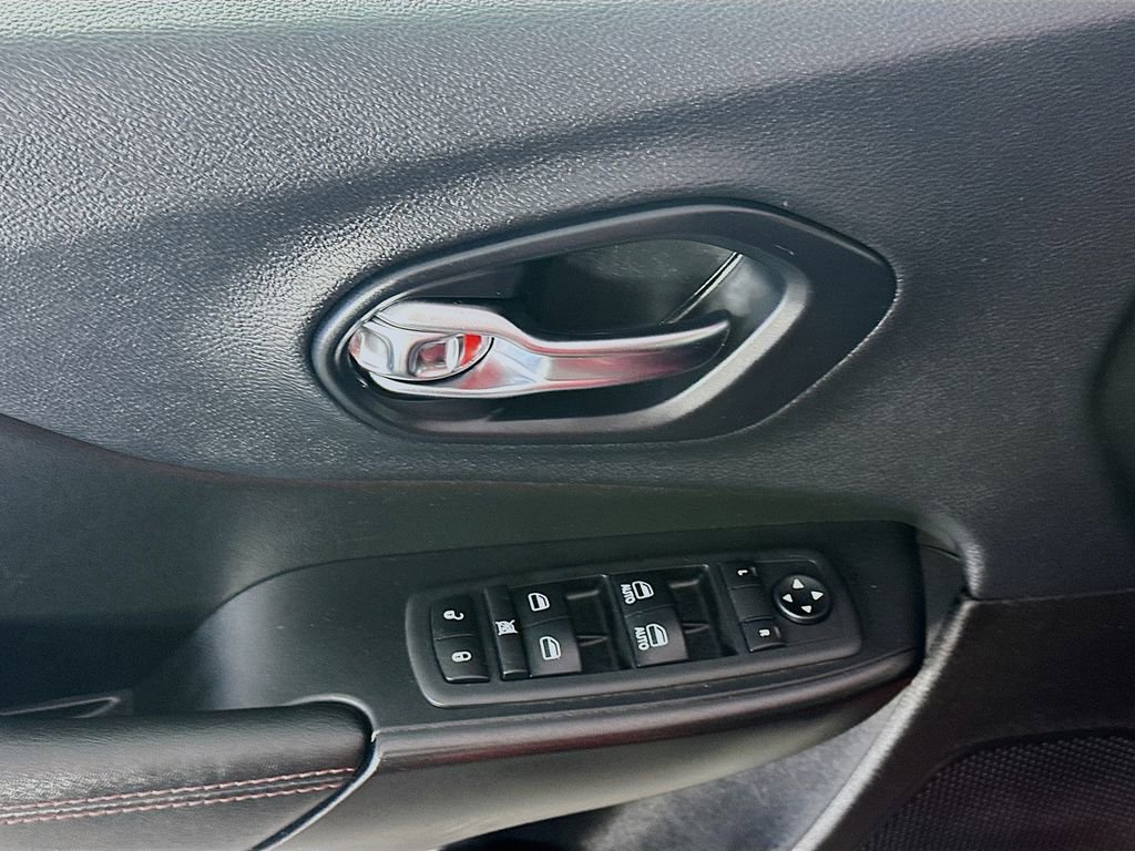 Used 2019 Jeep Cherokee Trailhawk w/ Comfort/Convenience Group AWD/4WD image 28