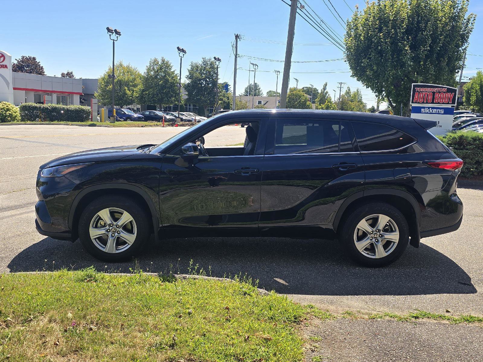 Used 2022 Toyota Highlander LE image 6