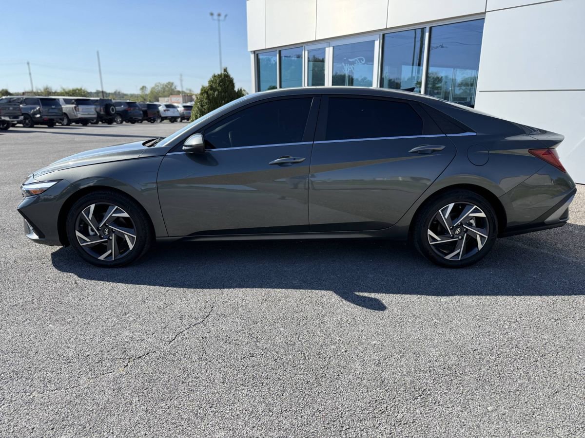 Used 2024 Hyundai Elantra SEL w/ Convenience Package image 2