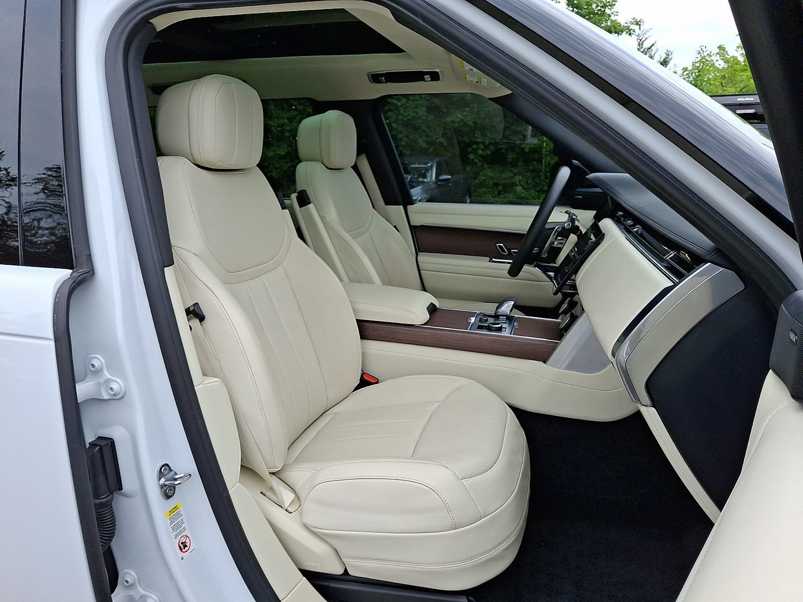 Used 2023 Land Rover Range Rover Long Wheelbase SE AWD/4WD image 3