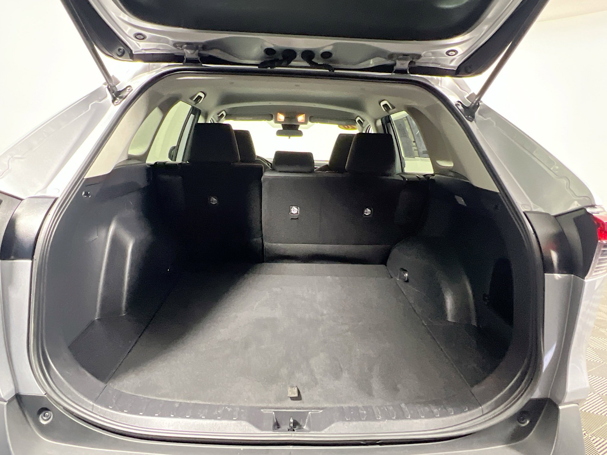 Used 2020 Toyota RAV4 LE image 33