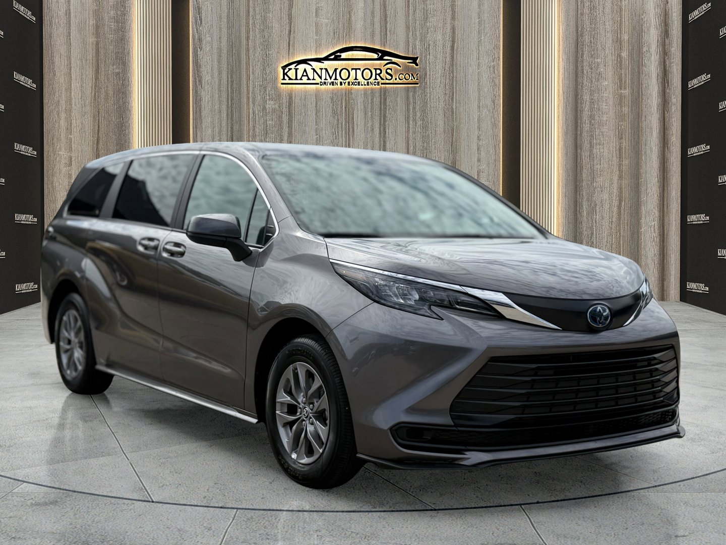 Used 2024 Toyota Sienna LE image 1