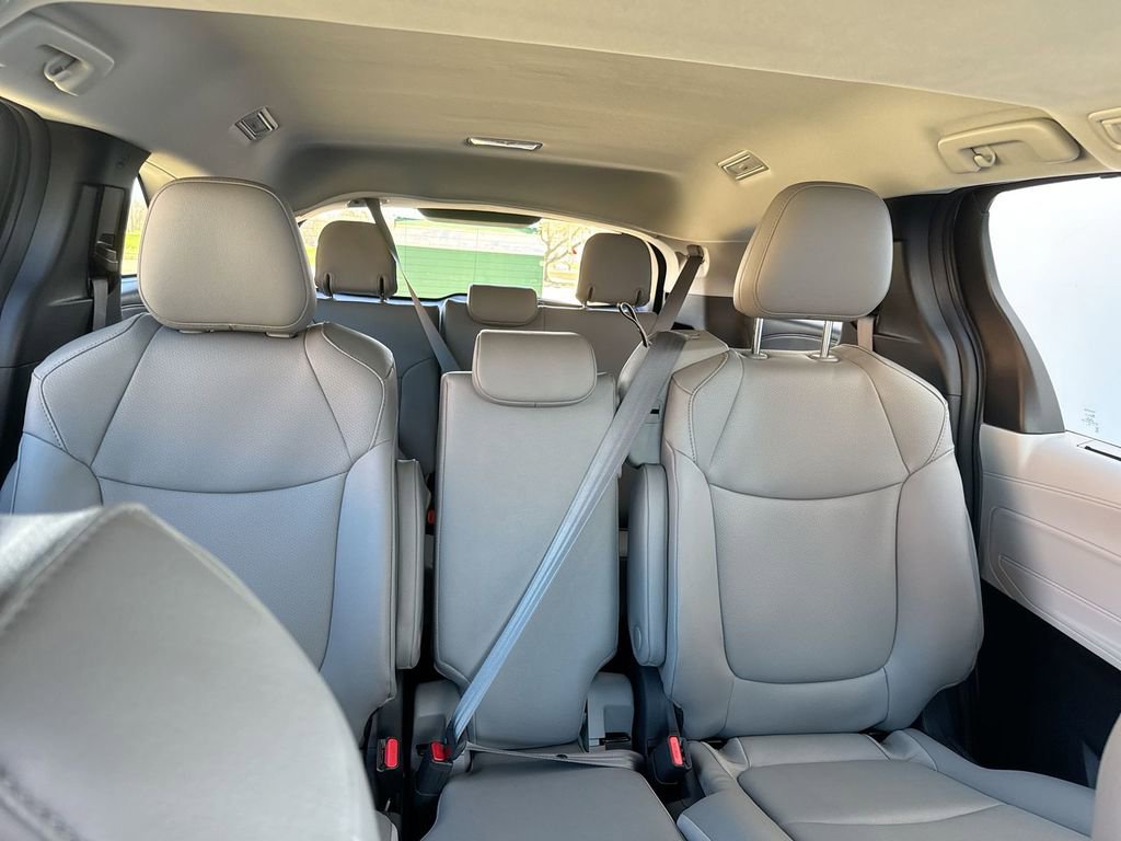 Used 2025 Toyota Sienna XLE FWD image 34