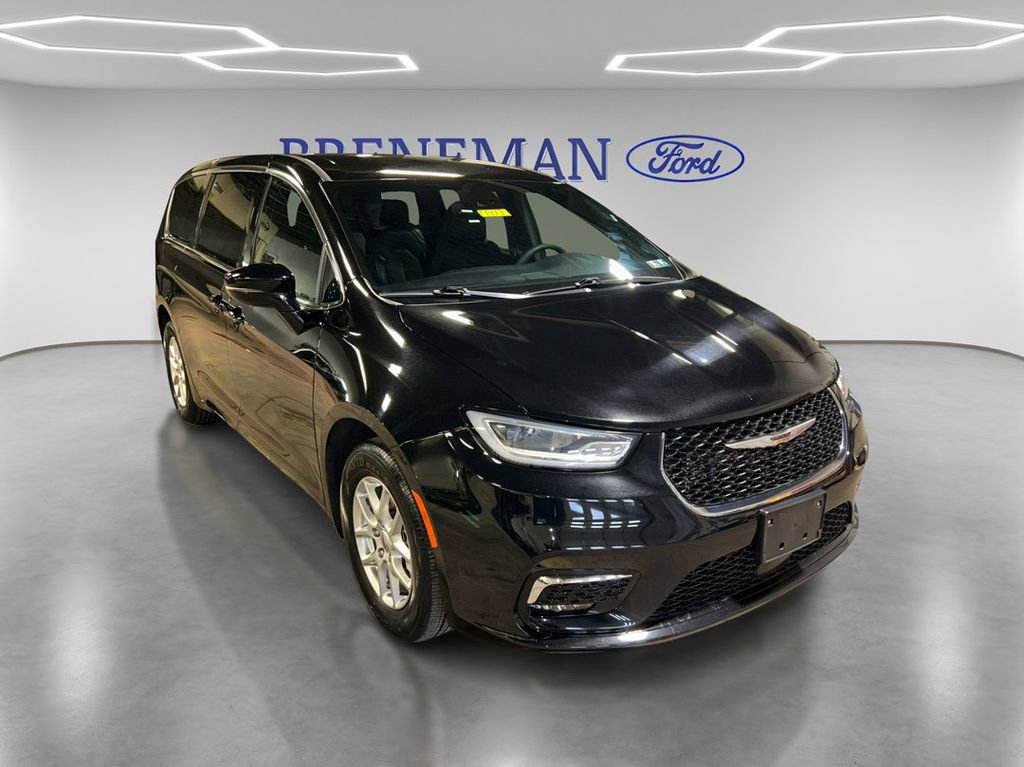 Used 2025 Chrysler Pacifica Select image 3