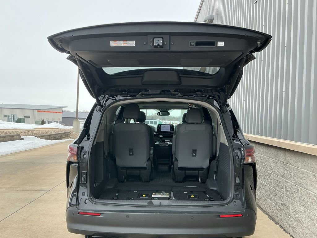 Used 2023 Toyota Sienna XLE image 21