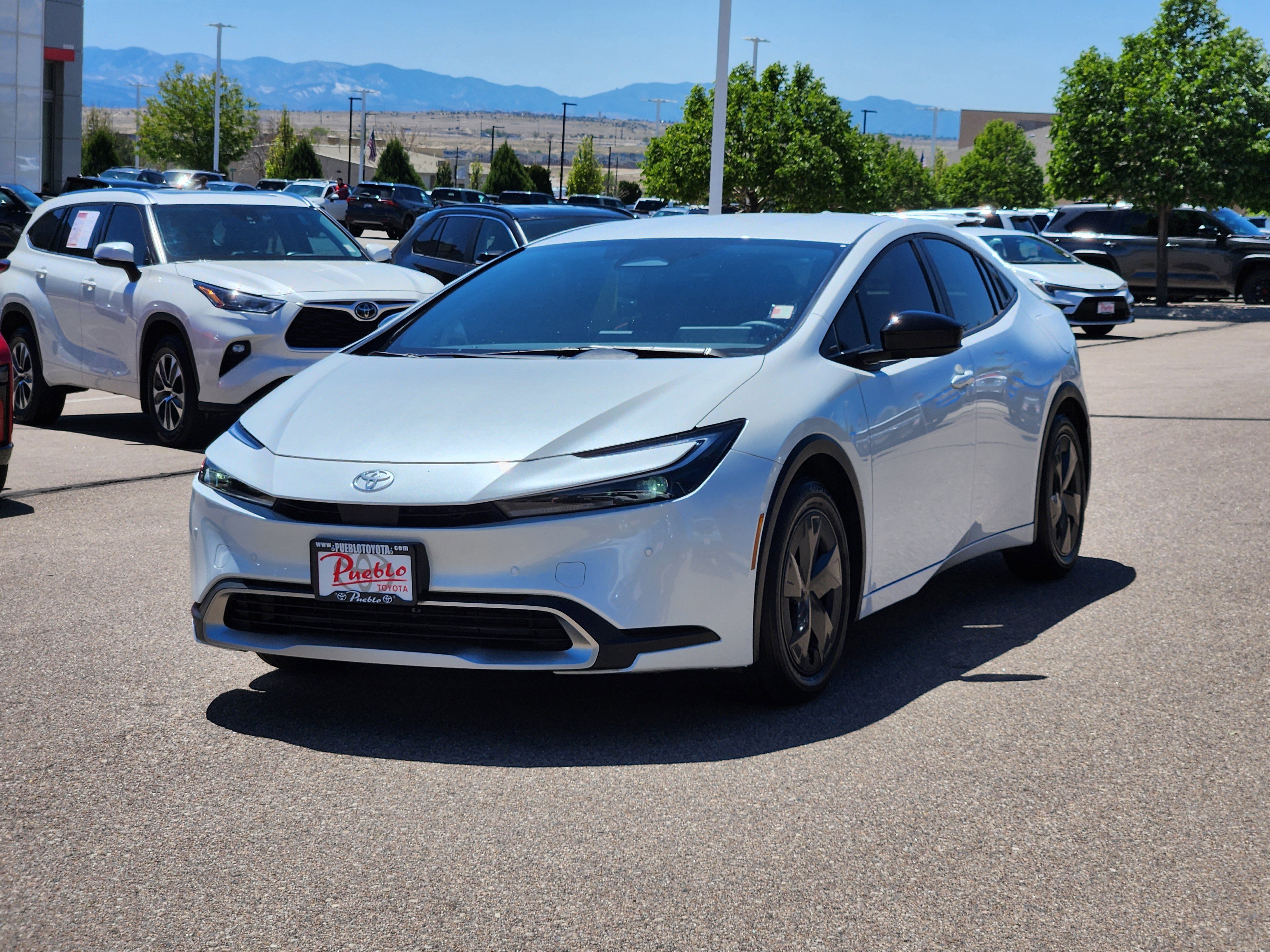 Used 2025 Toyota Prius Plug-In Hybrid FWD image 4