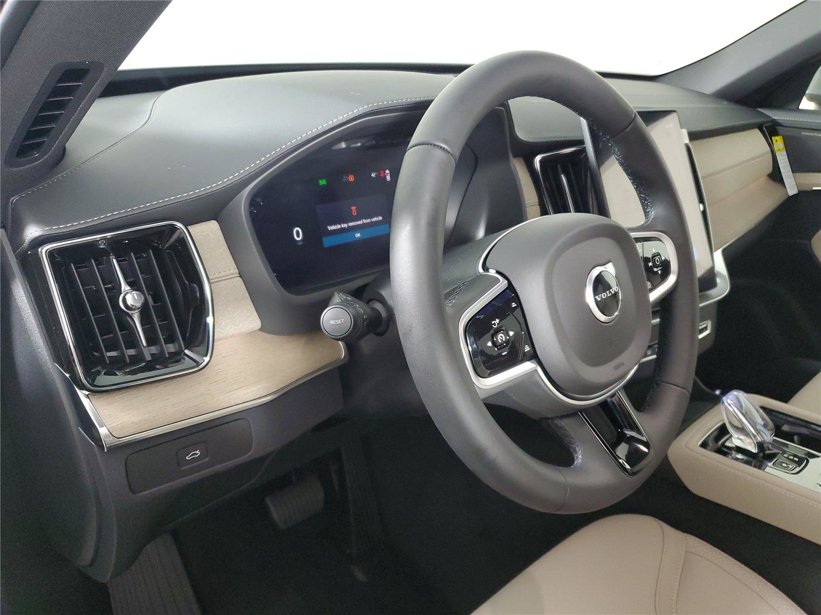 New 2026 Volvo XC90 B6 Plus w/ Protection Package Premier AWD/4WD image 25
