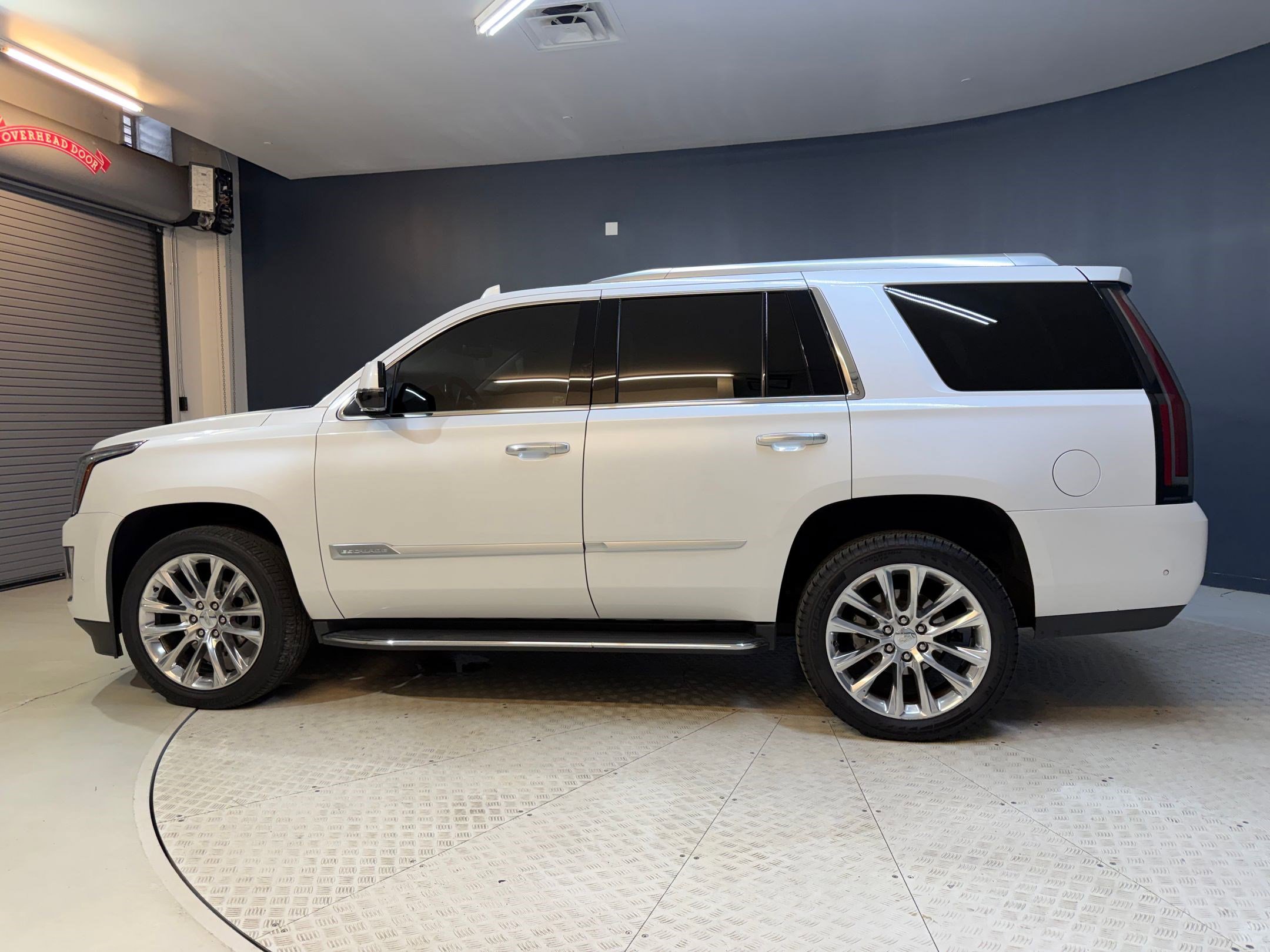 Used 2018 Cadillac Escalade Luxury RWD image 2