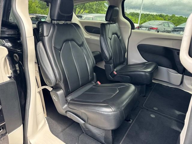 Used 2023 Chrysler Pacifica Touring-L FWD image 21