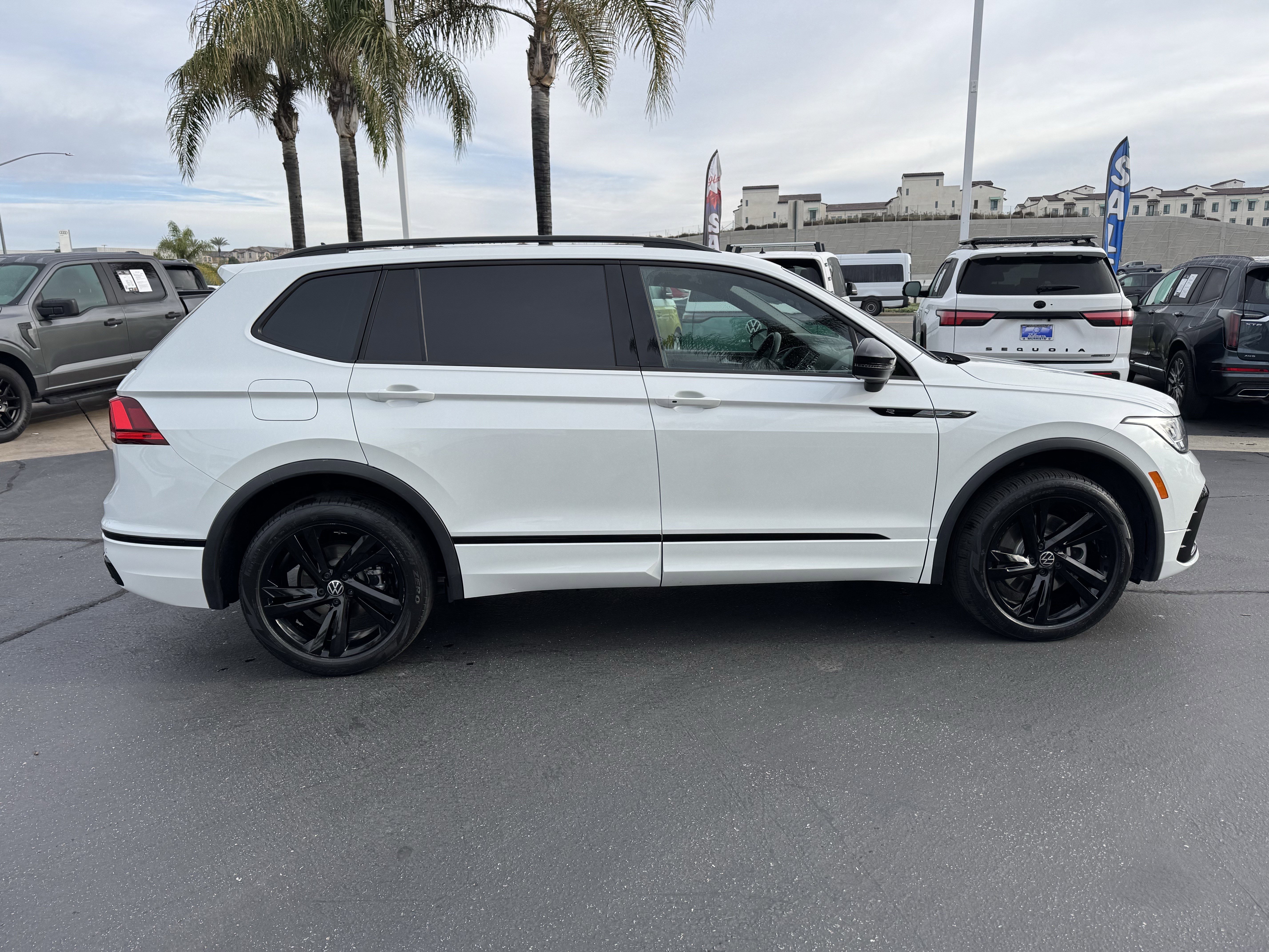 Used 2023 Volkswagen Tiguan SE R-Line image 11