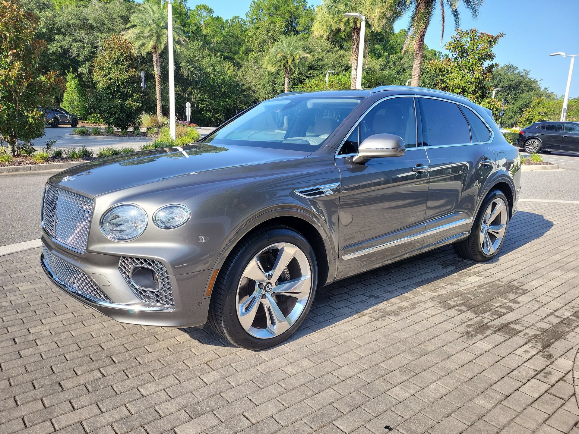 Certified 2023 Bentley Bentayga Plug-In Hybrid AWD/4WD image 8