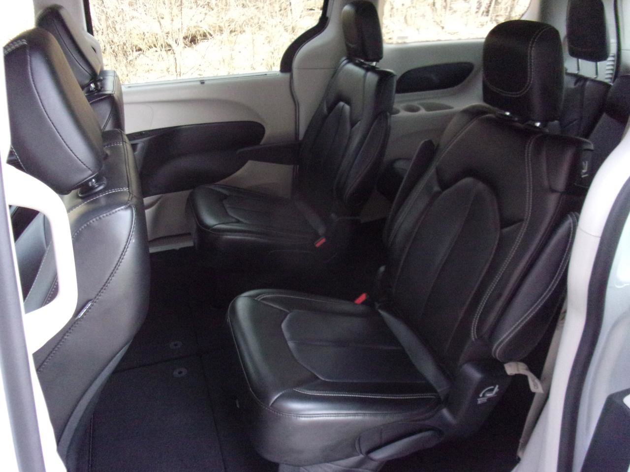 Used 2023 Chrysler Pacifica Touring-L image 10