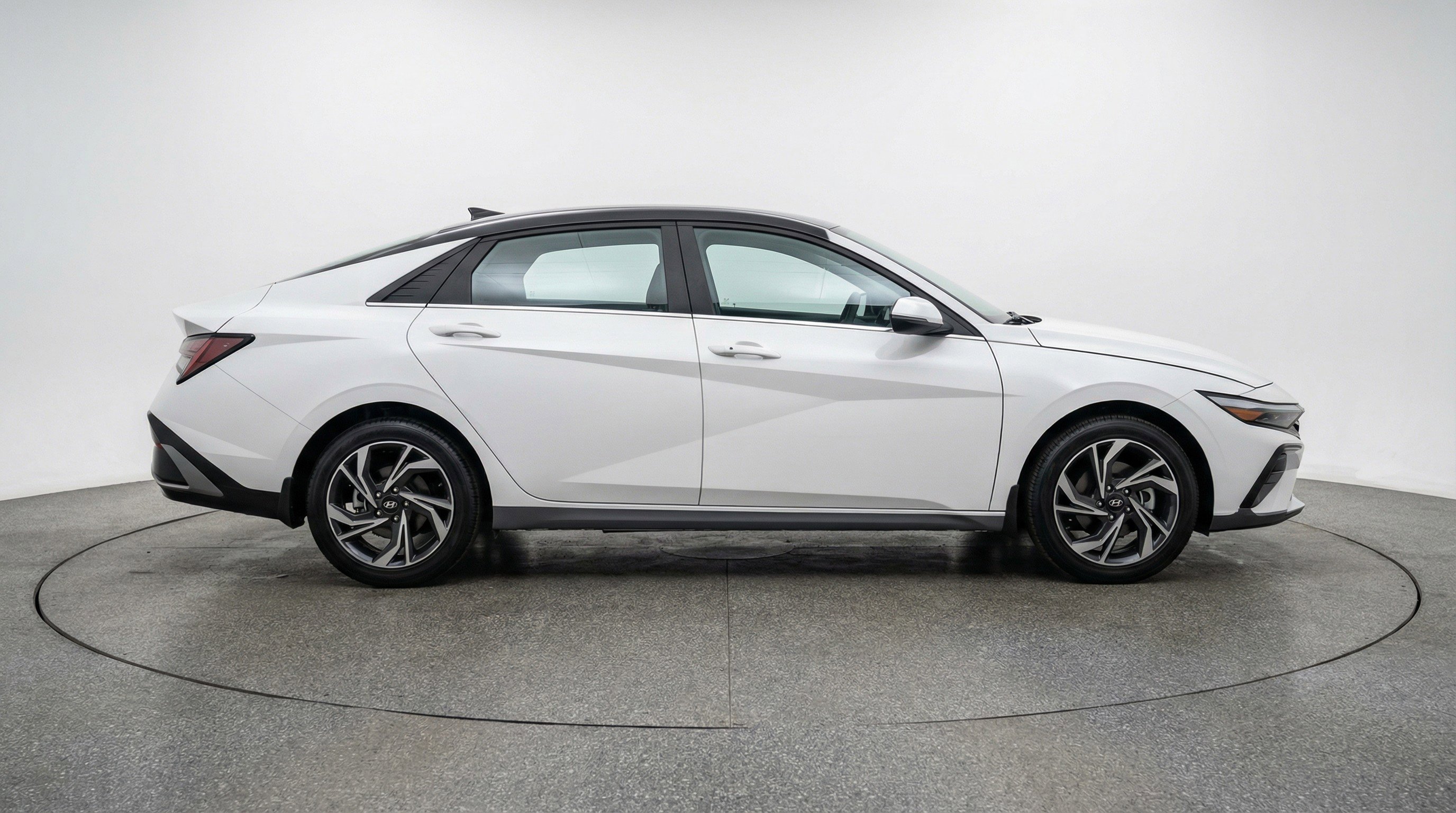 Used 2025 Hyundai Elantra SEL FWD image 11
