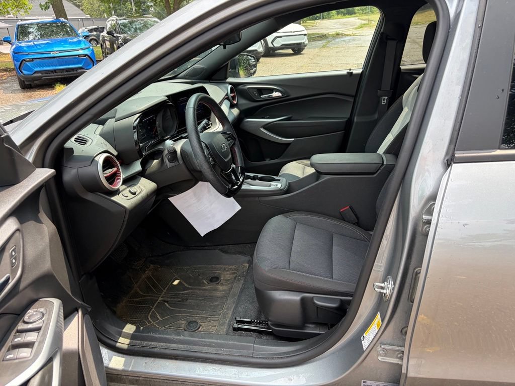 Used 2024 Chevrolet Trax RS w/ Driver Confidence Package FWD image 11