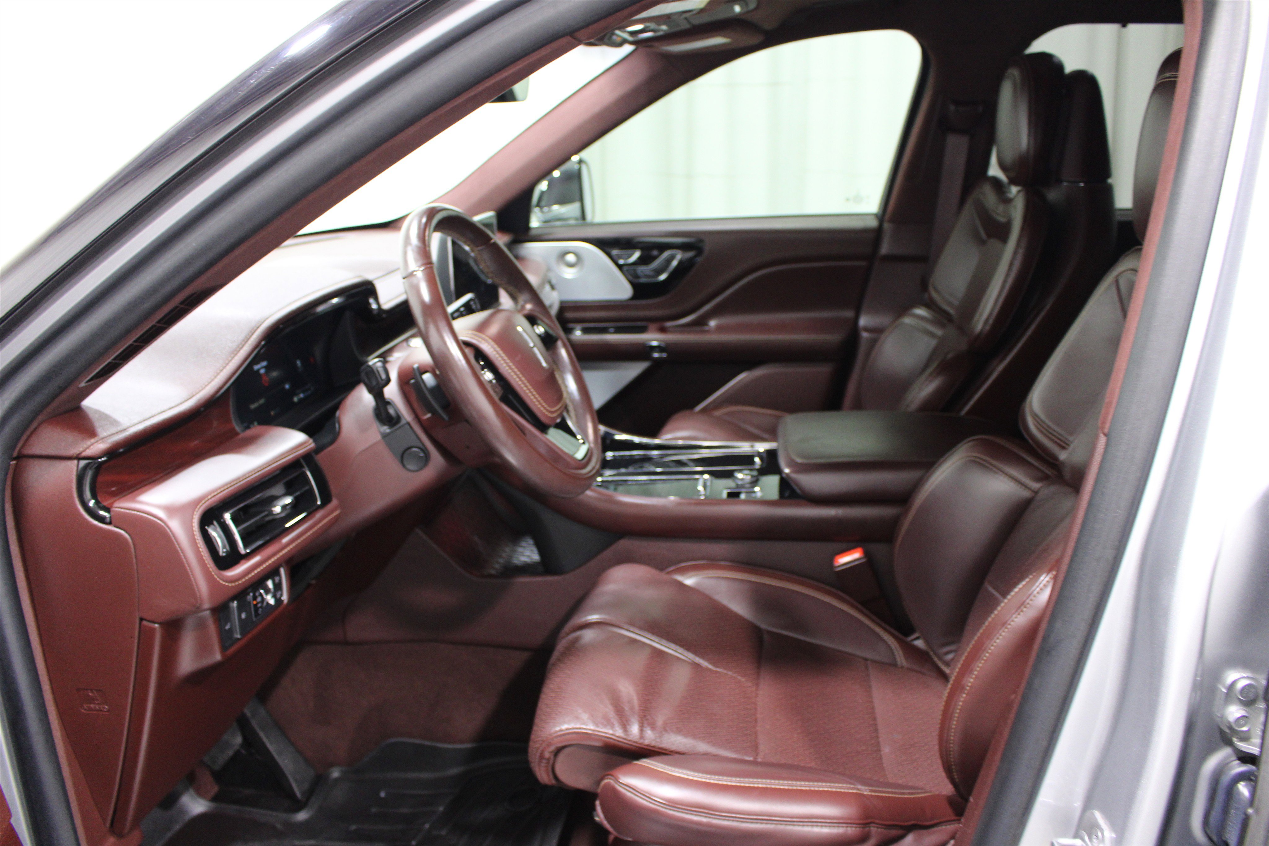 Used 2021 Lincoln Aviator Black Label w/ Class IV Trailer Tow Package image 3