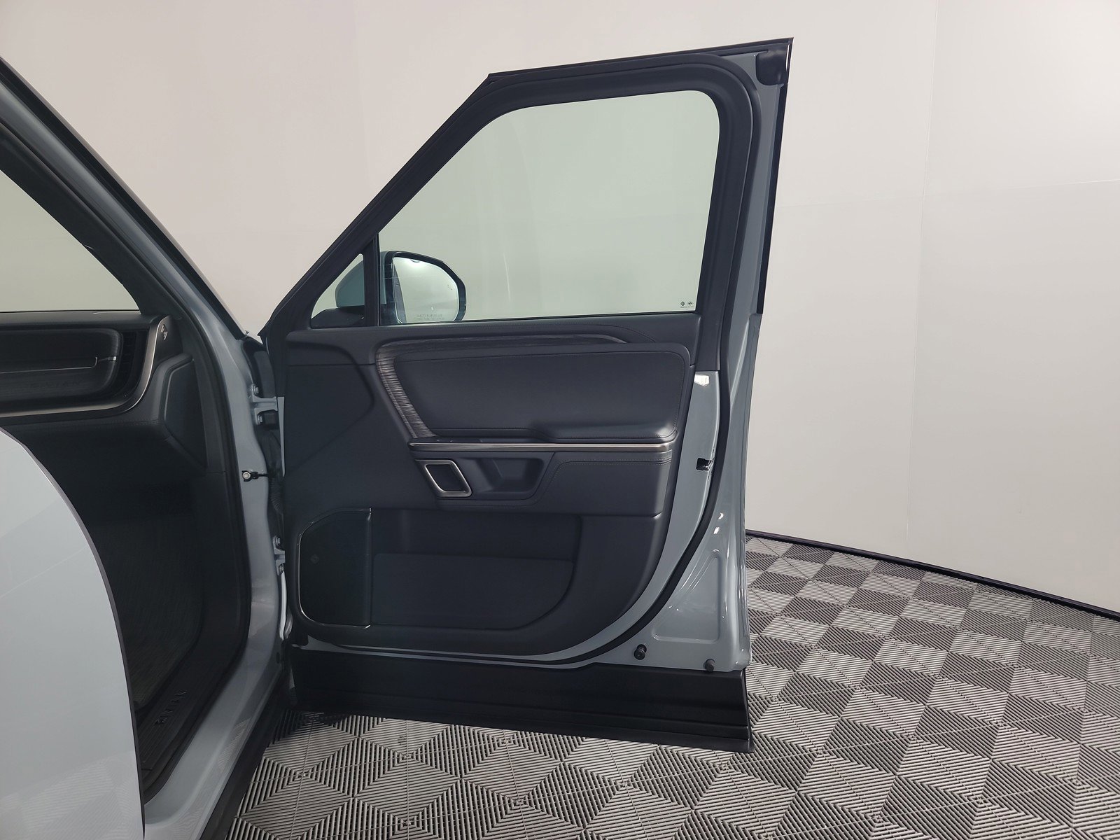 Used 2024 Rivian R1S Adventure AWD/4WD image 18