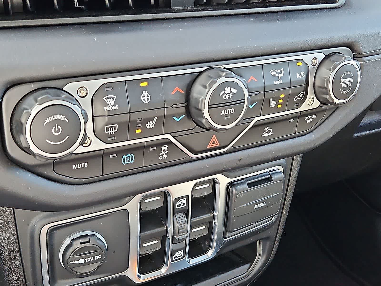 Used 2025 Jeep Wrangler Unlimited Sahara AWD/4WD image 23