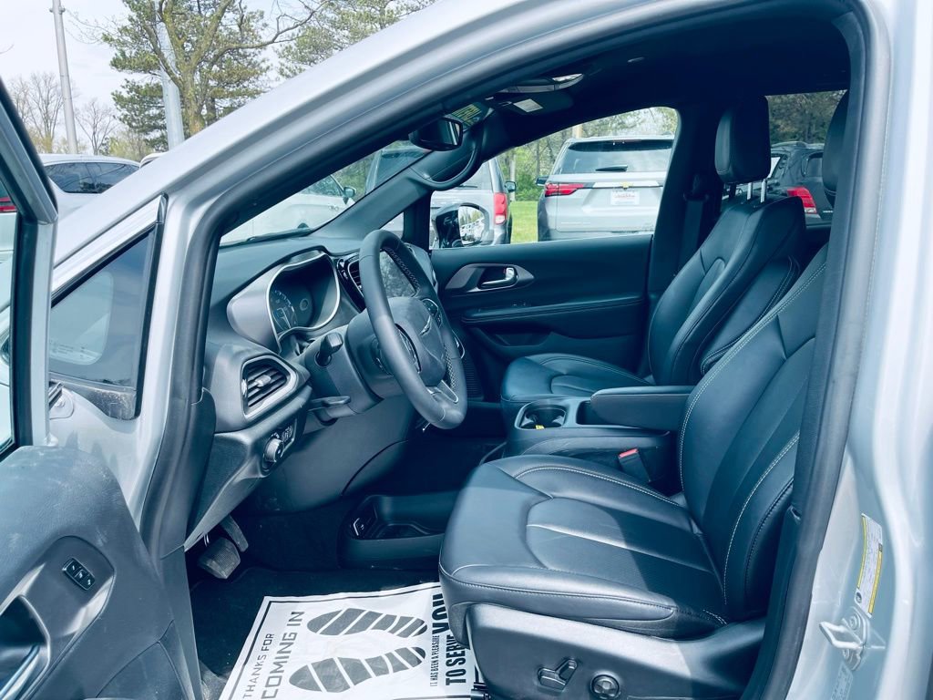 Used 2026 Chrysler Pacifica Select FWD image 11