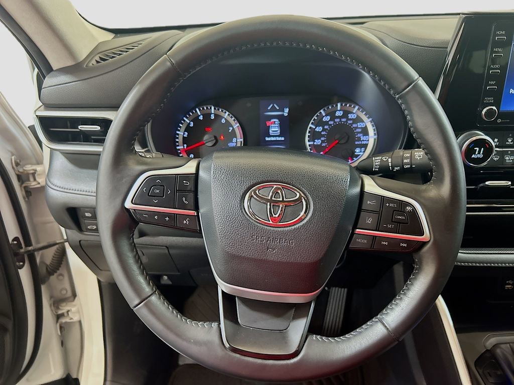Used 2022 Toyota Highlander LE FWD image 9