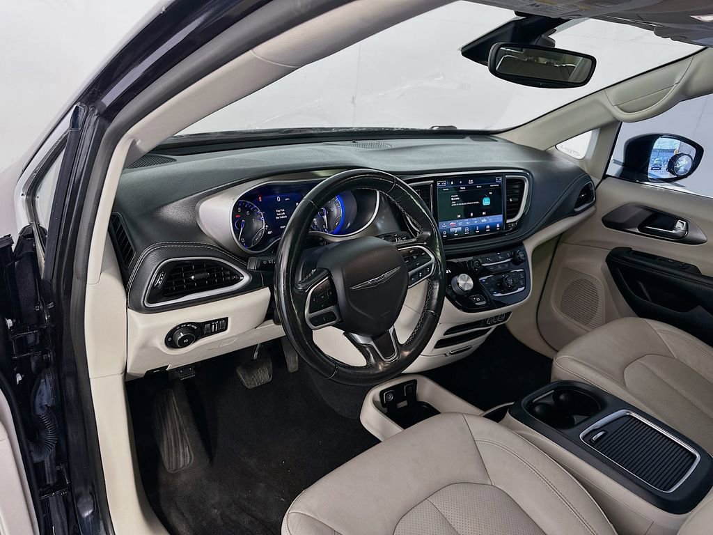 Used 2021 Chrysler Pacifica Touring-L image 9