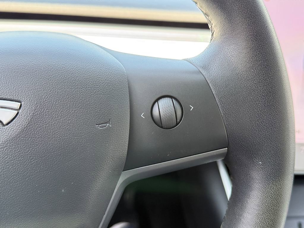 Used 2021 Tesla Model Y Long Range AWD/4WD image 25