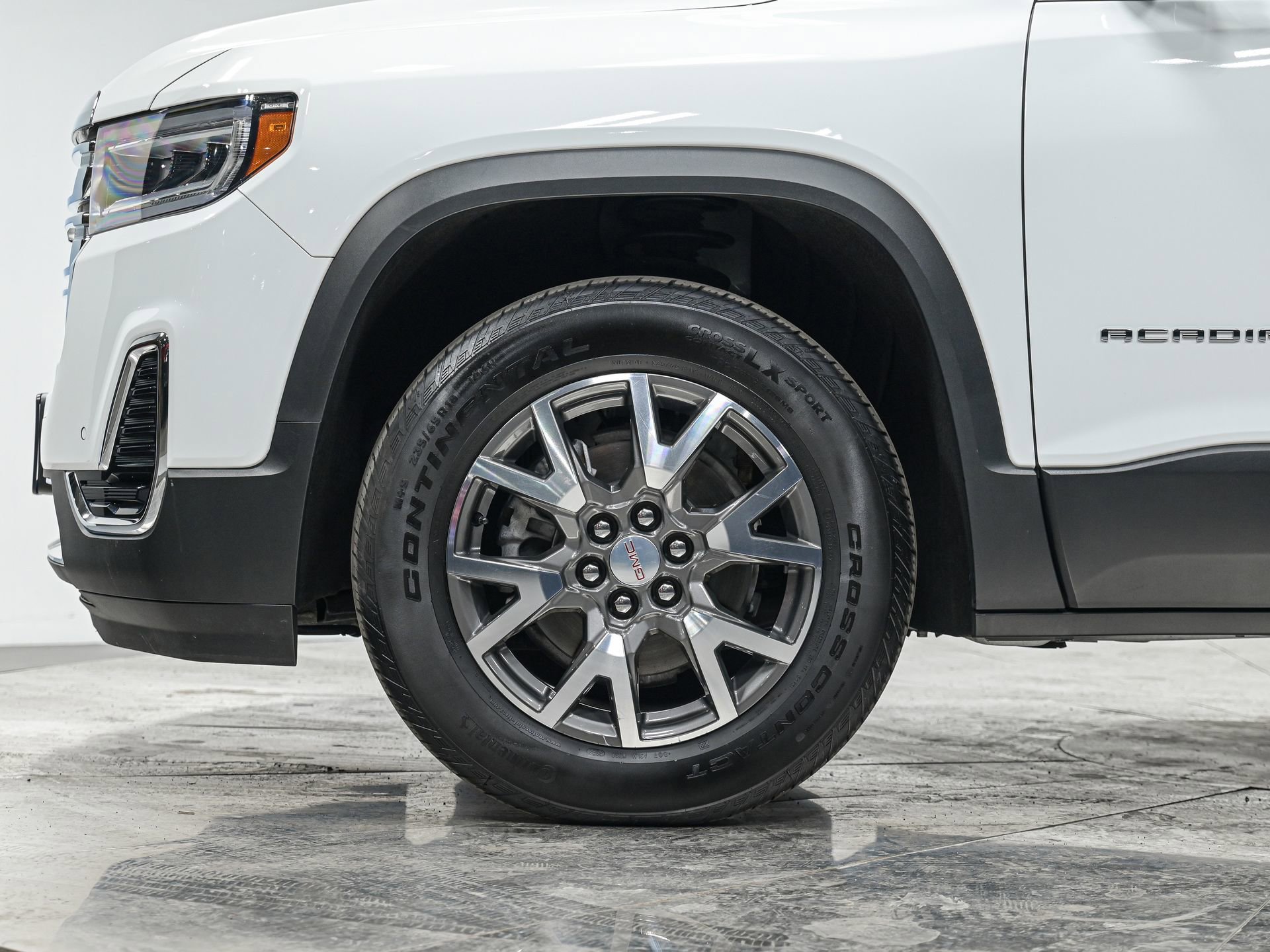 Used 2023 GMC Acadia SLE w/ Driver Convenience Package image 3