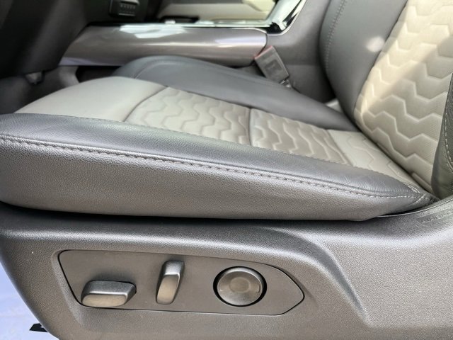 Used 2025 Chevrolet Silverado 2500 ZR2 w/ Technology Package image 14