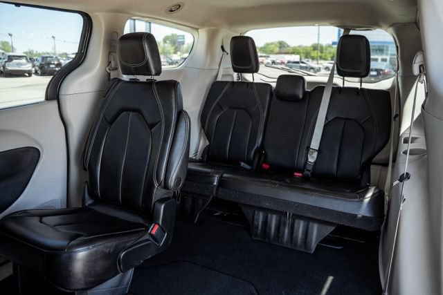 Used 2023 Chrysler Pacifica Touring-L FWD image 28