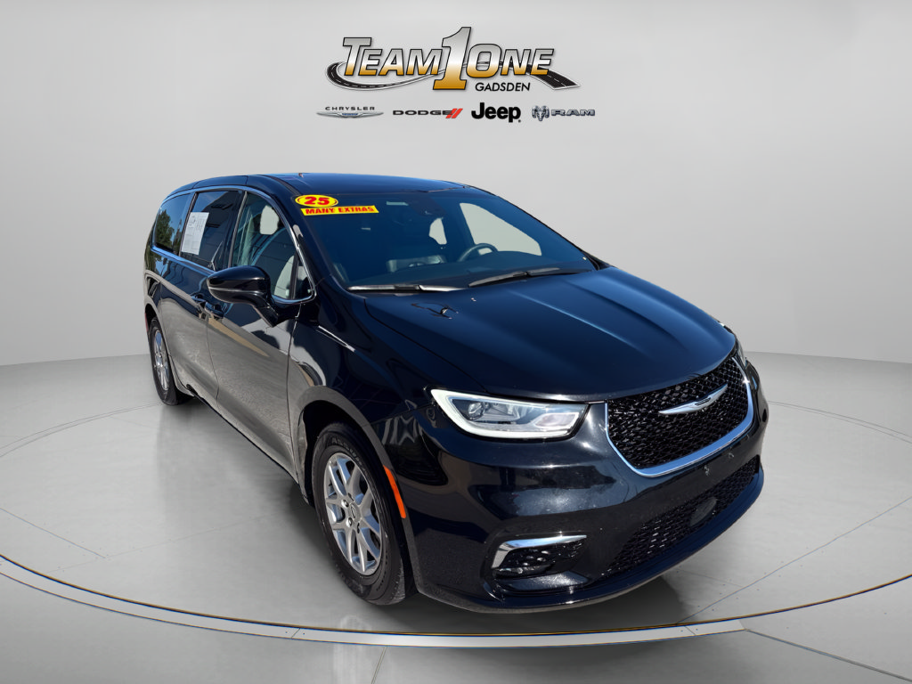 Used 2025 Chrysler Pacifica Select