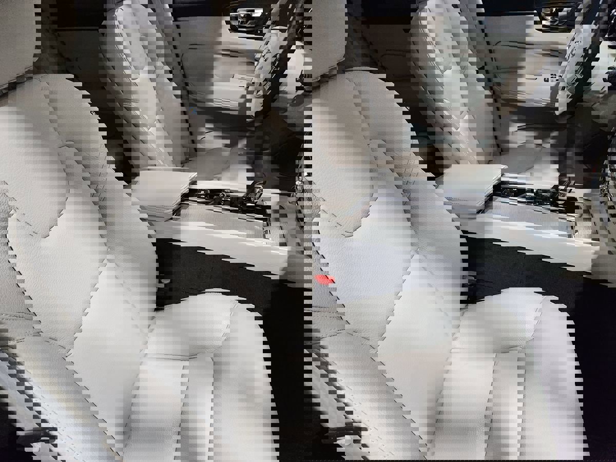 Used 2023 Volvo XC60 T8 Plus w/ Protection Package Premier image 33