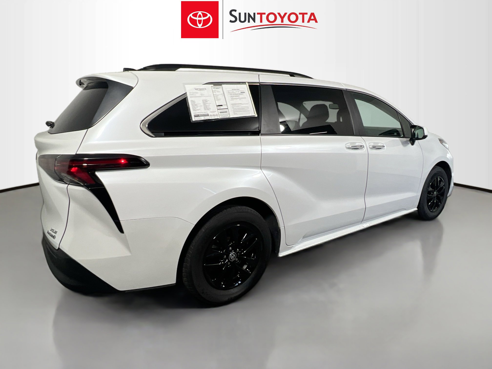 Used 2024 Toyota Sienna XLE FWD image 4