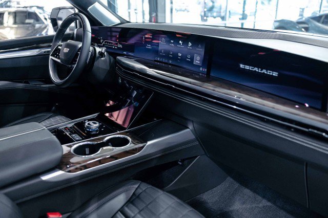 Used 2025 Cadillac Escalade Sport Platinum w/ LPO, ONYX Package image 32