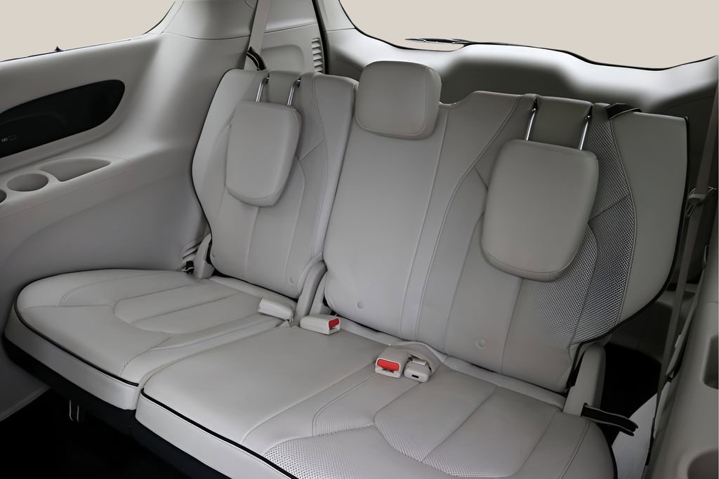 Used 2018 Chrysler Pacifica Limited w/ Advanced Safetytec Group FWD image 18