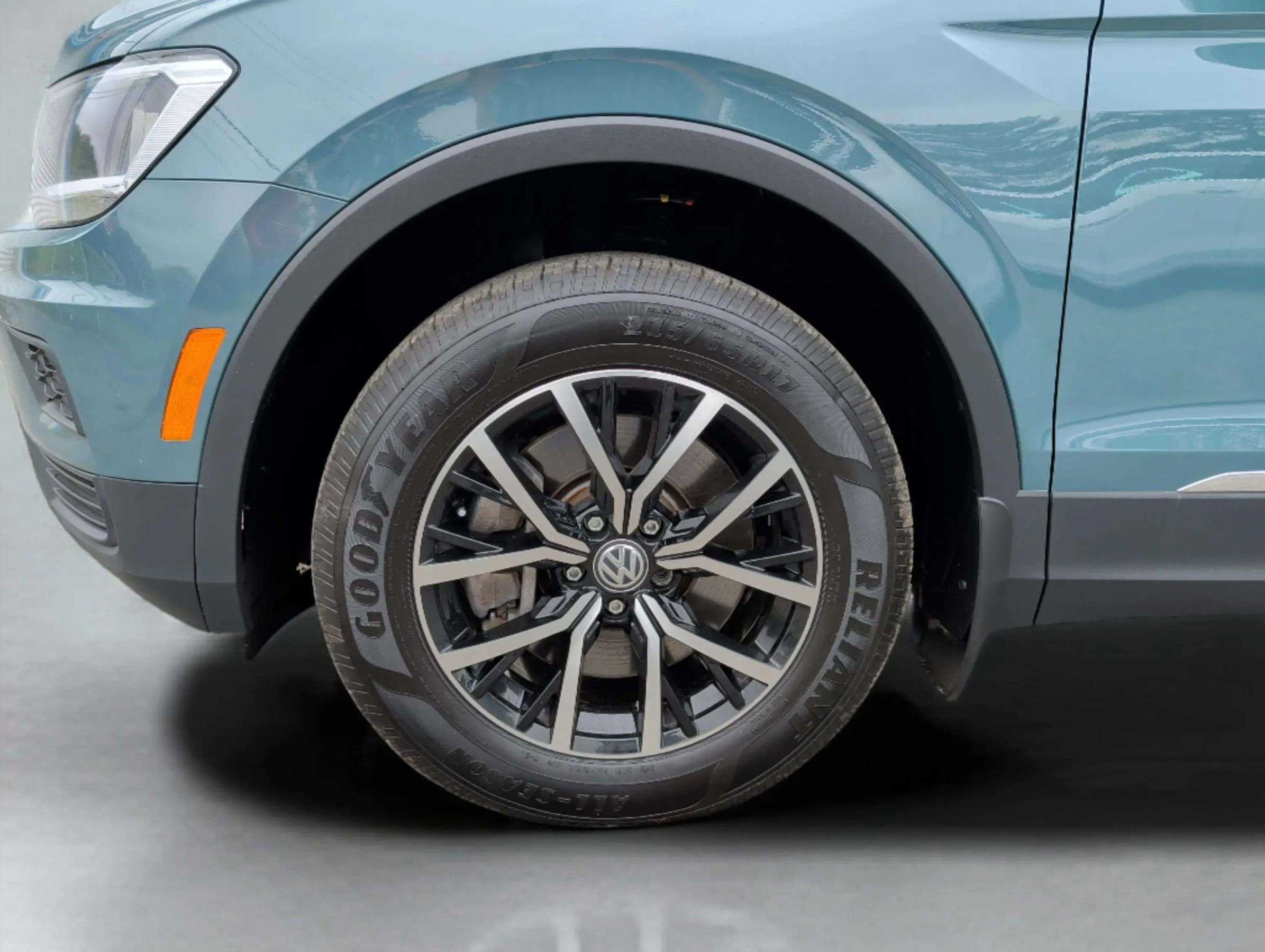 Used 2021 Volkswagen Tiguan SE image 33