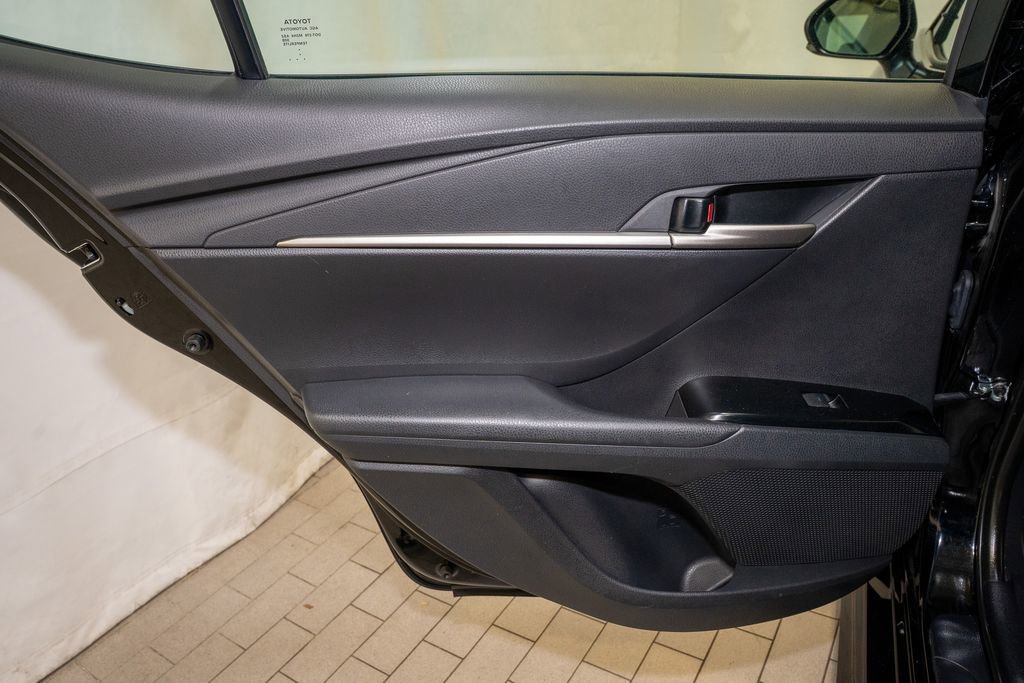 Used 2025 Toyota Camry SE image 9