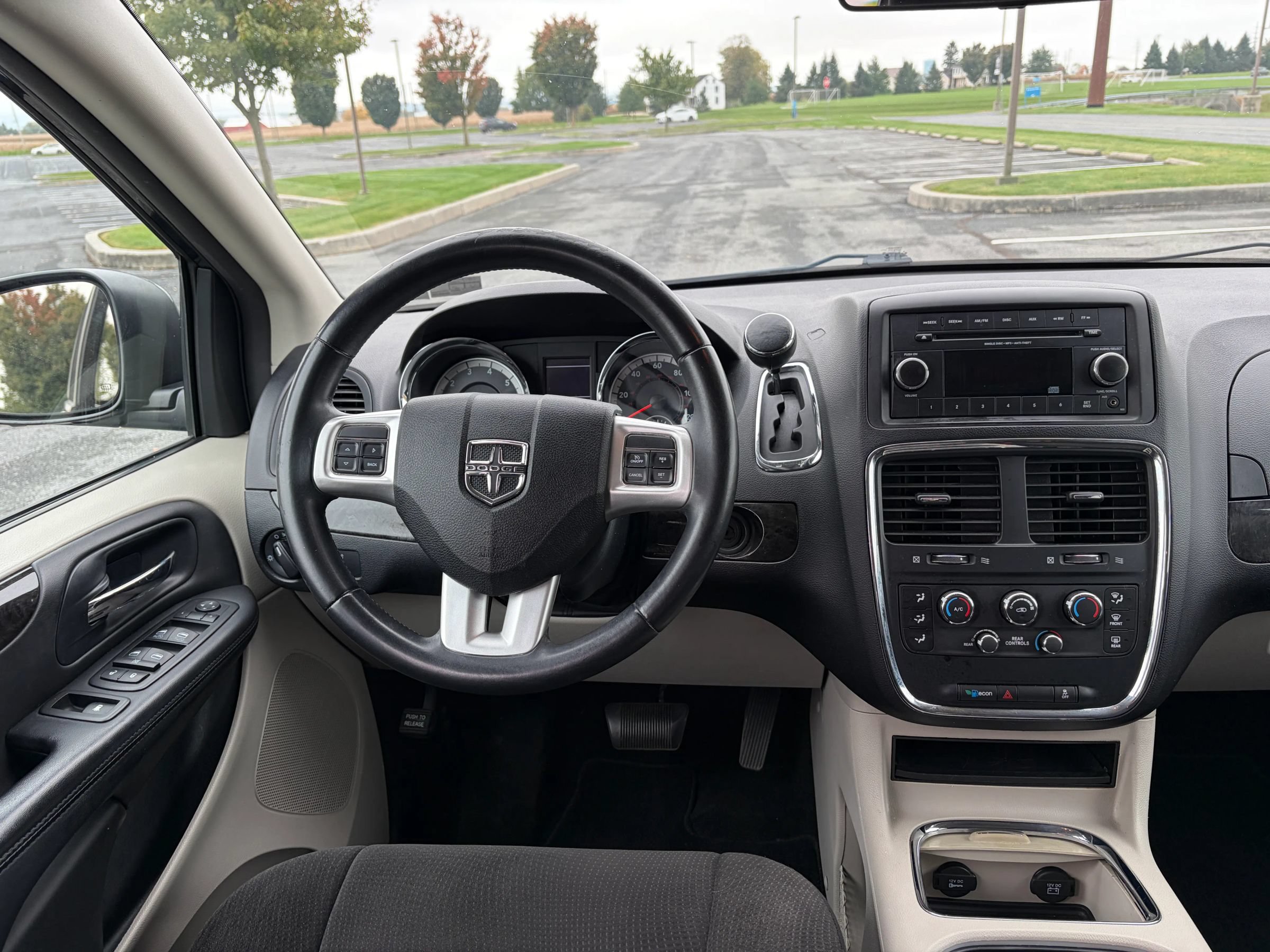 Used 2013 Dodge Grand Caravan SXT w/ Rear Park Assist Pkg FWD image 8