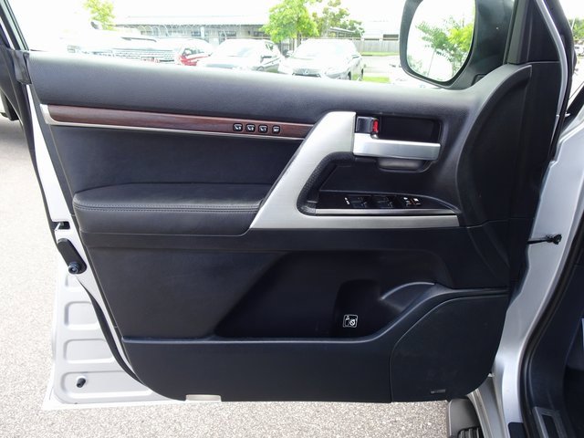 Used 2017 Toyota Land Cruiser image 12
