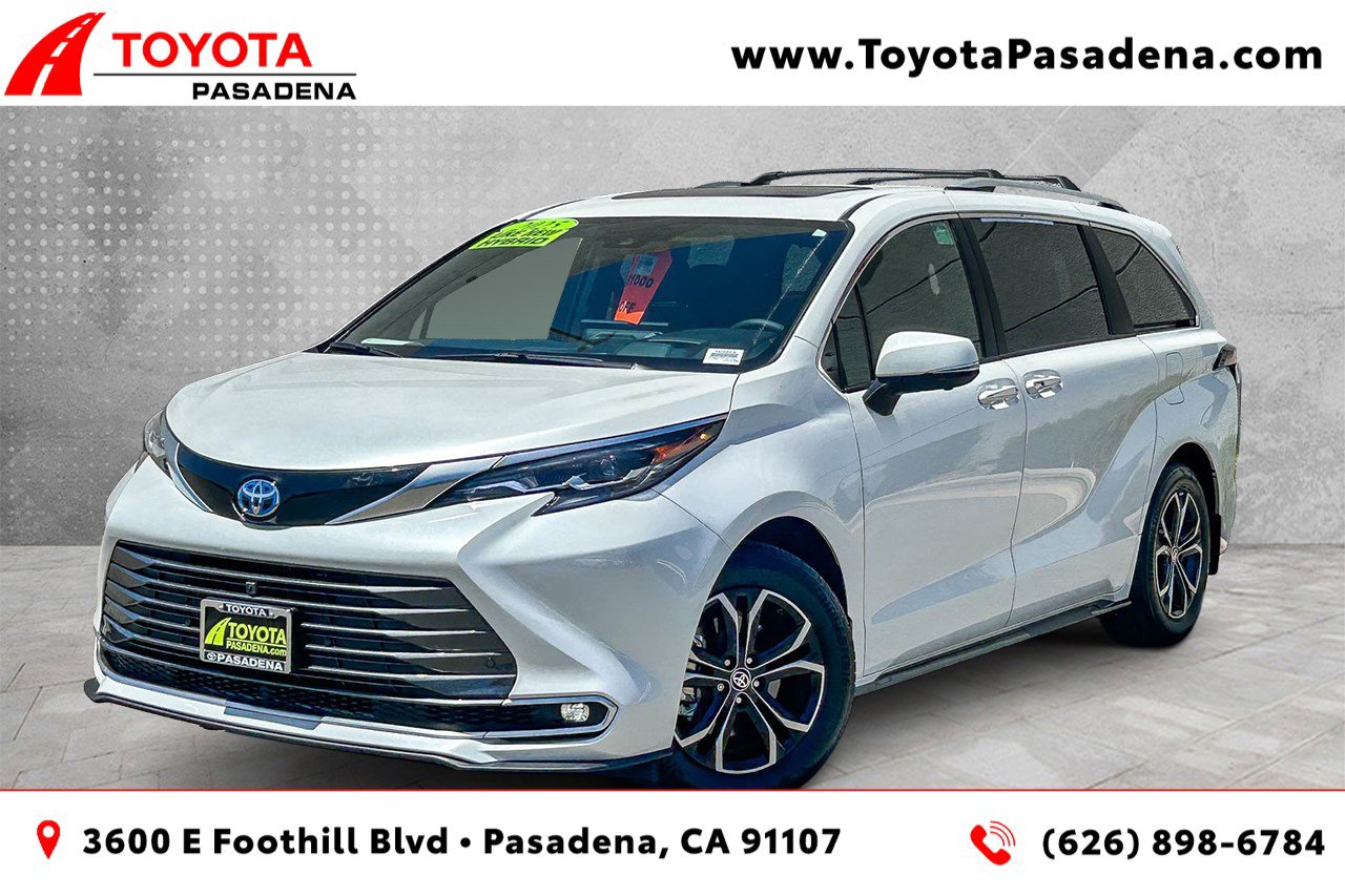 Used 2025 Toyota Sienna Platinum AWD/4WD image 1