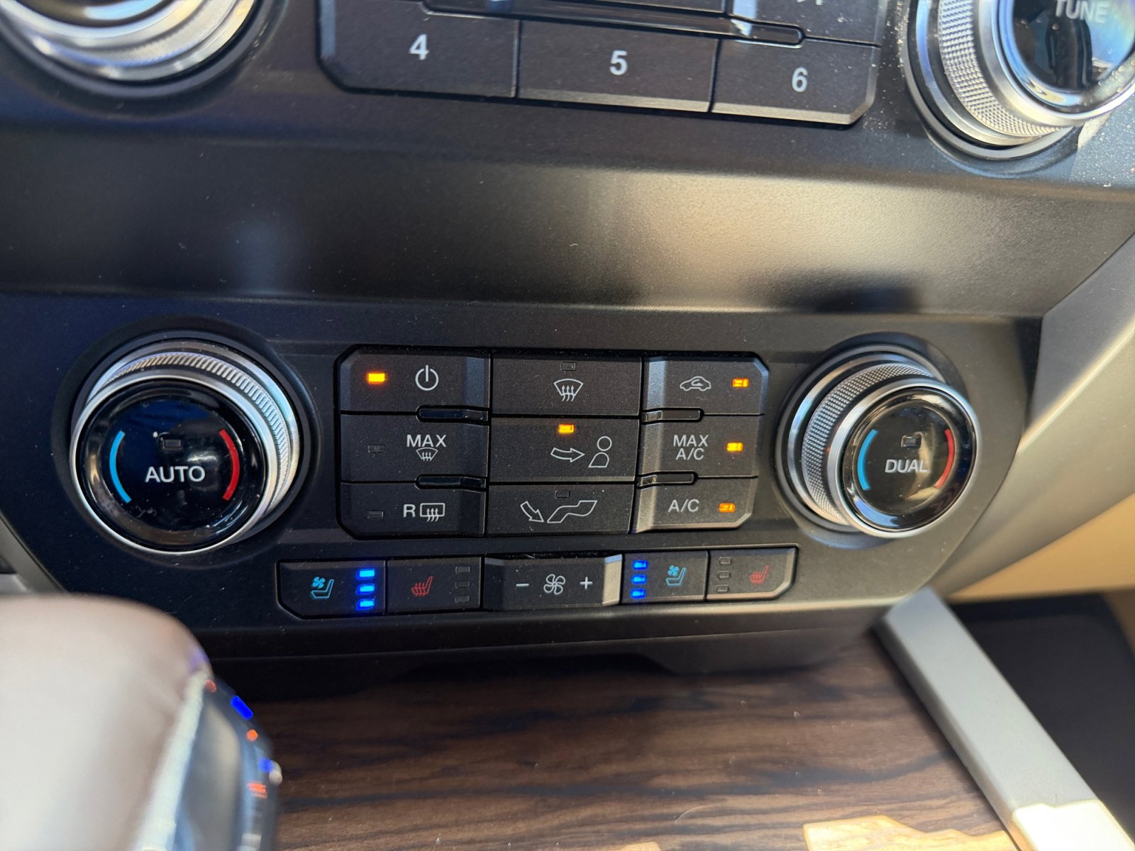 Used 2019 Ford F150 Lariat w/ Equipment Group 502A Luxury AWD/4WD image 24
