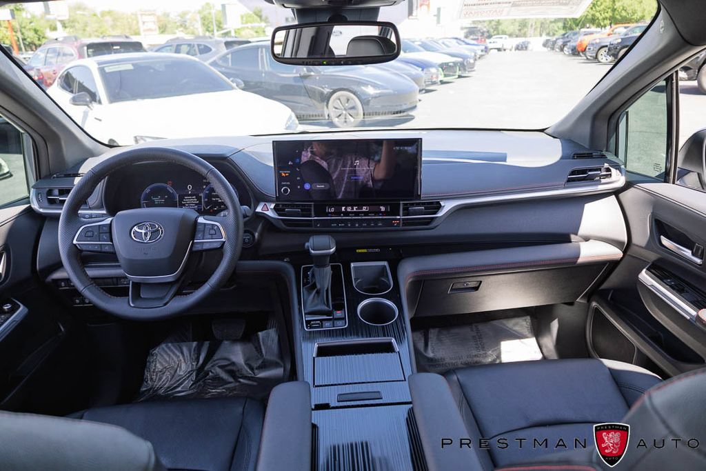 Used 2025 Toyota Sienna XSE FWD image 37