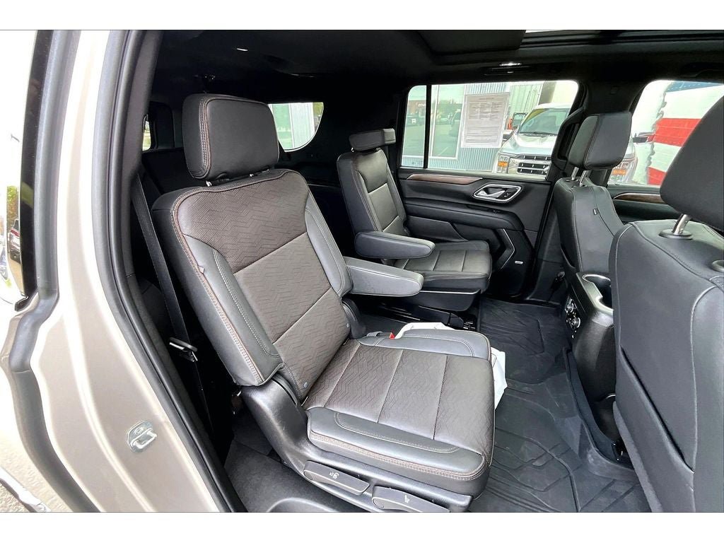 Used 2024 Chevrolet Suburban High Country AWD/4WD image 30