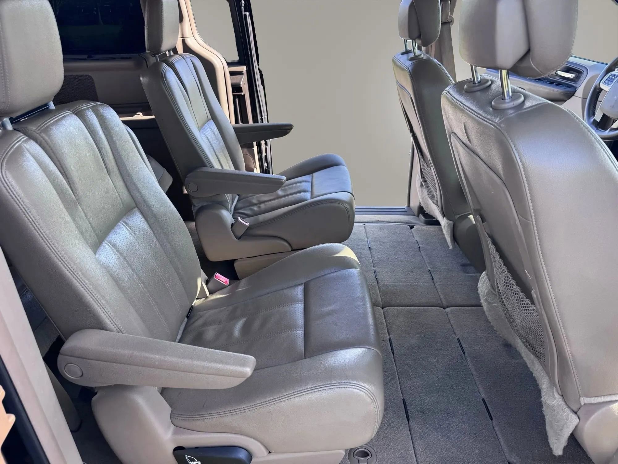 Used 2014 Chrysler Town & Country Touring-L w/ Driver Convenience Group FWD image 14