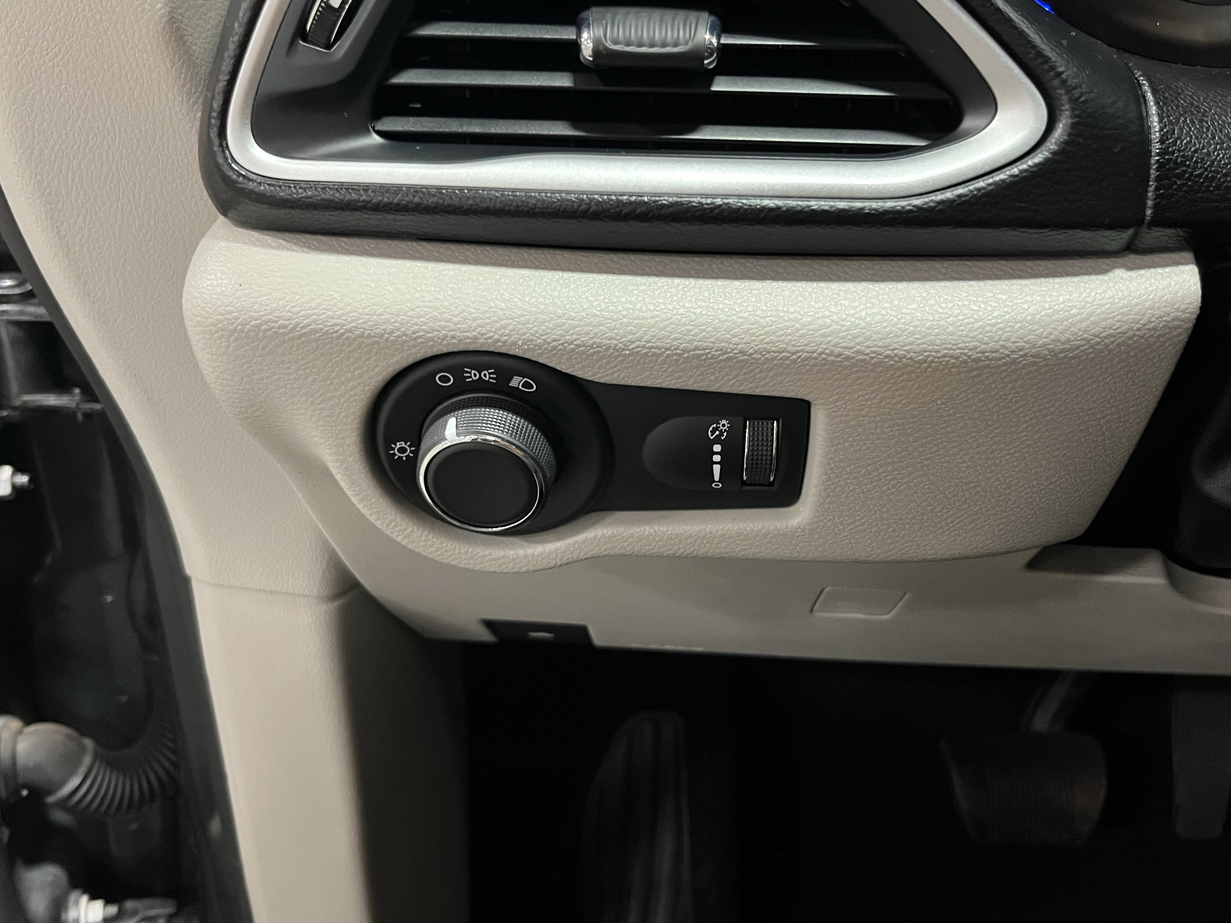 Used 2020 Chrysler Voyager L image 24