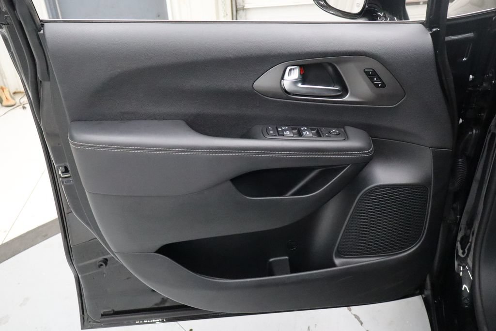 Used 2025 Chrysler Pacifica Select FWD image 11