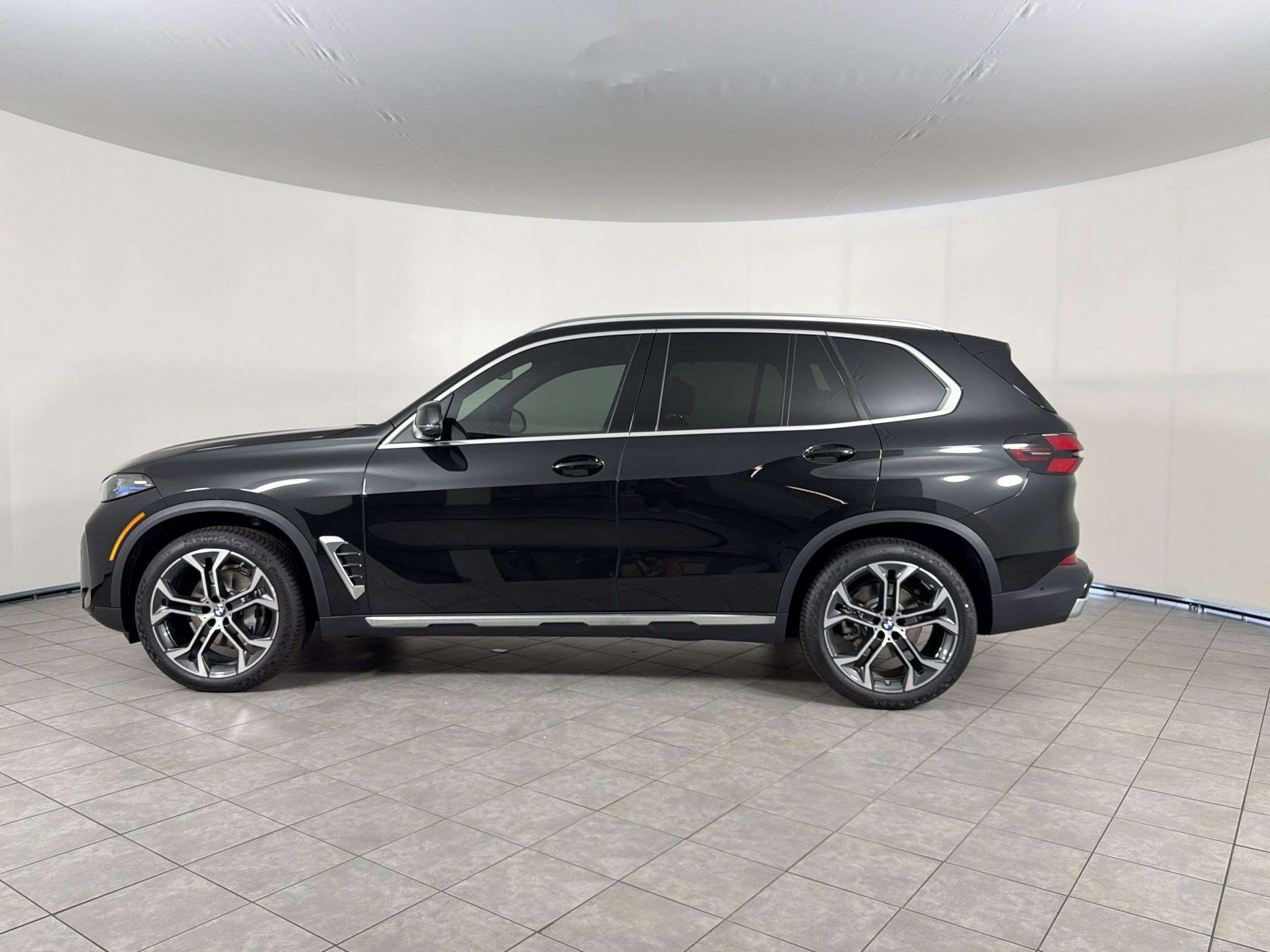 New 2026 BMW X5 xDrive40i w/ Climate Comfort Package AWD/4WD image 2