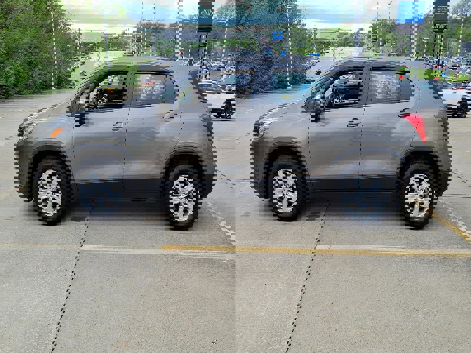 Used 2021 Chevrolet Trax LS AWD/4WD image 5