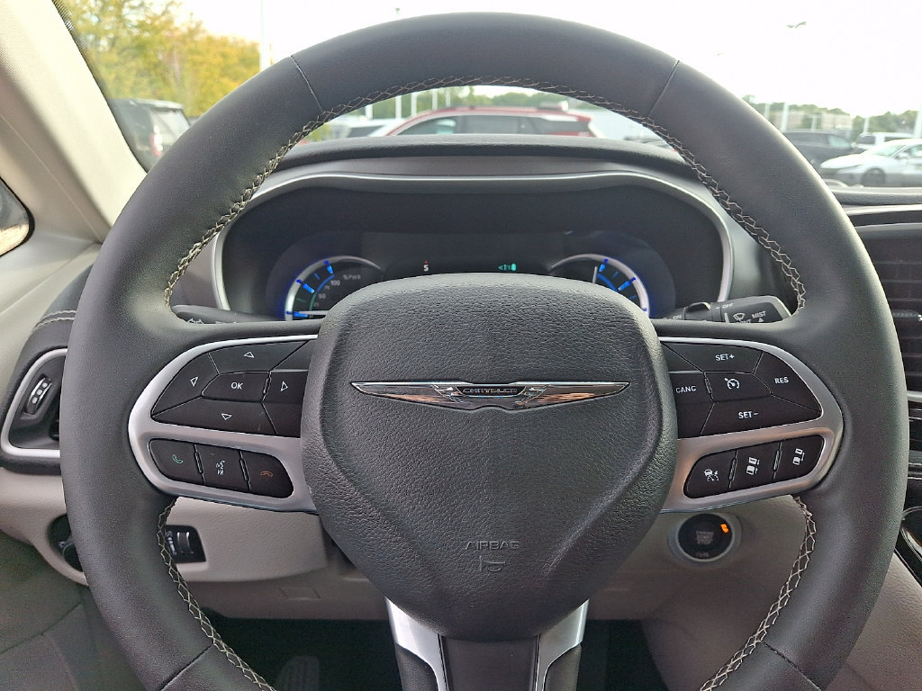 Used 2023 Chrysler Pacifica Touring-L FWD image 18