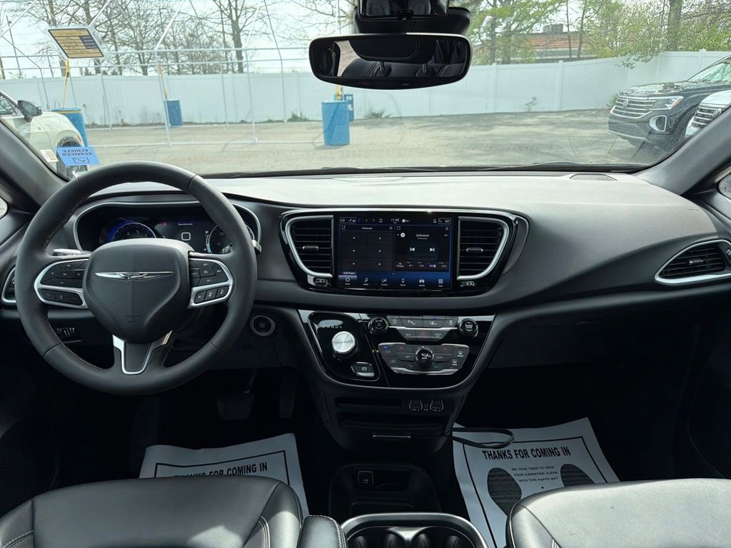Used 2025 Chrysler Pacifica Select image 15